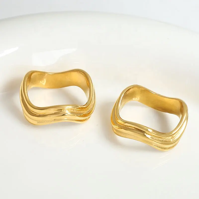 डिजाइन 316L सरल फैशनेबल गहने 18K सोना मढ़वाया स्टेनलेस स्टील बोल्ड चंकी वक्र लहराती अंगूठी महिलाओं के लिए