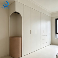 Armoire de chambre sur mesure Signature : Aménagement intérieur et planification de rangement sur mesure pour villas modernes, appartements et projets de maisons complètes