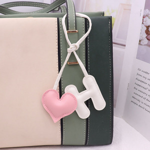 Nouveauté : Porte-clés en cuir en forme de cœur avec lettre alphabétique, pendentif ornemental, accessoires de luxe pour voiture, breloques de sac de créateur - Product Image 5