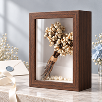 Cadre de présentation de luxe en bois carbonisé avec design profond pour bouquets de mariage, médailles, photos et souvenirs