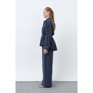 Conjunto Elegante de Dos Piezas para Mujer Puane en Azul Marino con Túnica con Detalle de Corte en la Espalda y Pantalones Cómodos para Uso en Todas las Temporadas - Product Image 3