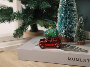 Ensemble d'arbre de Noël rouge incassable et écologique avec ornement de <span class=keywords><strong>voiture</strong></span> classique pour des décorations de Noël sûres pour la famille - Product Image 2
