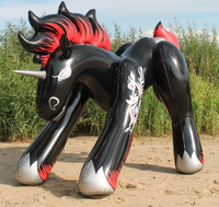 Fuego Nocturno - el Unicornio Gótico Inflable y el Caballo de Juguete Inflable