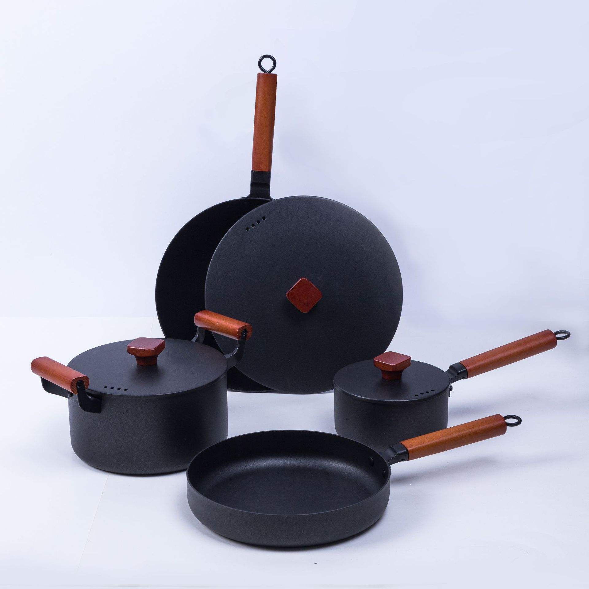 Ensemble 4 pièces (wok 30 cm, poêle 26 cm, casserole 22 cm, pot à lait 16 cm)