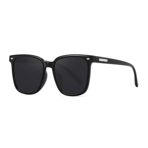 Nuevas Gafas de Sol Unisex UV400 Polarizadas con Marco de PC Tipo 3, Embalaje en Caja, Número de Pieza 638, Lentes Negras - Product Image 2