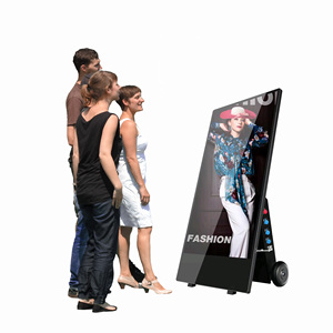 4K schermo digitale esterno pubblicitario giocatore segnaletica impermeabile portatile pubblicità con batteria integrata <span class=keywords><strong>mobile</strong></span> cartellone