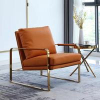 Fauteuil contemporain en cuir caramel avec base en métal laqué laiton pour chaises de salon