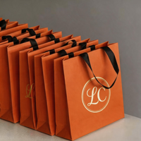 Tas Kartu Putih Mewah Custom Laminasi Gloss 230gsm Logo Foil Emas Dengan Pegangan untuk Kemasan Parfum dan Kosmetik