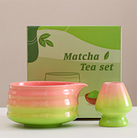 En stock Bol à matcha en céramique japonais de haute qualité dégradé rose et vert Chawan coloré avec bec verseur et support pour chasen Ensemble cadeau