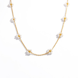 Collier de perles florales pour femmes, chaîne en or, perles blanches, design floral, chaîne de clavicule, à porter au quotidien - Product Image 5