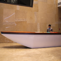 Lobby d'immeuble de bureaux personnalisé Bureau de réception en forme de bateau Bureau d'enregistrement pour hôtel et appartement