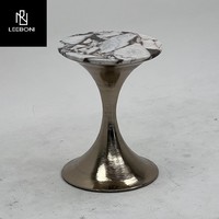 Table basse design magnifique en marbre blanc avec pieds en laiton, idéale pour la décoration intérieure – Nouveauté très prisée