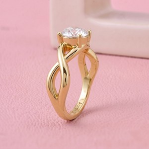 Bague de fiançailles solitaire en diamant rond avec bande élégante de créateur pour la mariée moderne, bijoux fins - Product Image 3