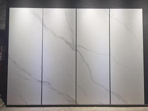 Dalles minces en pierre frittée Calacatta blanc veiné, finition mate et polie, pour murs, sols, comptoirs et salles à manger - Product Image 1