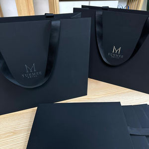 Bolsas de compras de papel de arte negro mate de lujo con logotipo en relieve incoloro para regalos de perfume zapatos mango de cinta de embalaje - Product Image 3