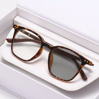 Nouvelles Lunettes Photochromiques Anti-Lumière Bleue Tendance 2025 pour Hommes – Monture Carrée, Branches Effet Bois, Style Personnalisé