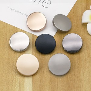 Boutons ronds personnalisés en or mat, boutons plats en métal avec tige pour vêtements élégants - Product Image 5