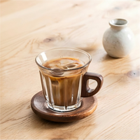 Ensemble de tasses à café blanc plat exquises en verre, tasses à expresso et à latte avec base en bois de noyer pour un usage domestique