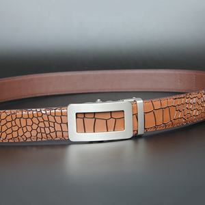 حزام جلدي فاخر للرجال بدون ثقوب بنمط جلد التمساح مع إبزيم قابل للتعديل - Product Image 5