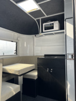 Remorque compacte pour 2 chevaux, remorquage par pare-chocs, 2HAL-4900, avec canapé et table de salon, chargement en angle pour club équestre
