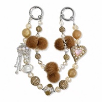 Chaîne de téléphone de luxe en fausse fourrure en forme de cœur, perles de cristal, strass, porte-clés doré, breloque de sac, pompon, bijoux faits à la main, vente en gros