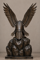 Sculpture d'aigle en métal artisanale de luxe avec des ailes levées sur une base en pierre pour la décoration de la maison, de l'hôtel, du jardin et de l'extérieur