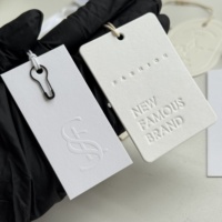 Étiquettes suspendues personnalisées avec logo en relief, en papier écologique, vente en gros, pour magasins de vêtements