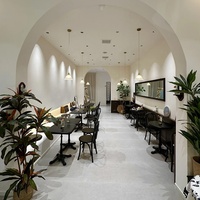 Table et chaises de salle à manger en bois massif de style européen, mobilier de salle à manger noir adapté aux restaurants haut de gamme.