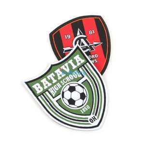 Trung Quốc Giá Rẻ Hơn Trường Đại Học Đồng Phục Quần Áo Dệt Tùy Chỉnh Bóng Đá Logo Thêu Patches - Product Image 1