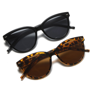 แว่นกันแดดทรงแคทอาย รุ่นใหม่ ดีไซน์เรียบง่าย ป้องกันรังสียูวี 400 ตกแต่งด้วยหมุด  แฟชั่นสำหรับผู้หญิงและผู้ชาย วัสดุพลาสติก สไตล์เรโทร - Product Image 6