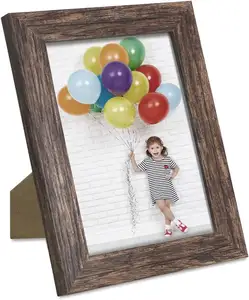 Cadre photo marron en bois est utilisé pour afficher des photos cadre flottant
