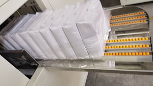 Thiết kế Châu Âu mới nhất mô hình tự động Z N gấp khăn tay máy đóng gói giấy - Product Image 2