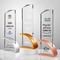 Trophée en cristal avec trophée en métal gravé en forme de pentagramme