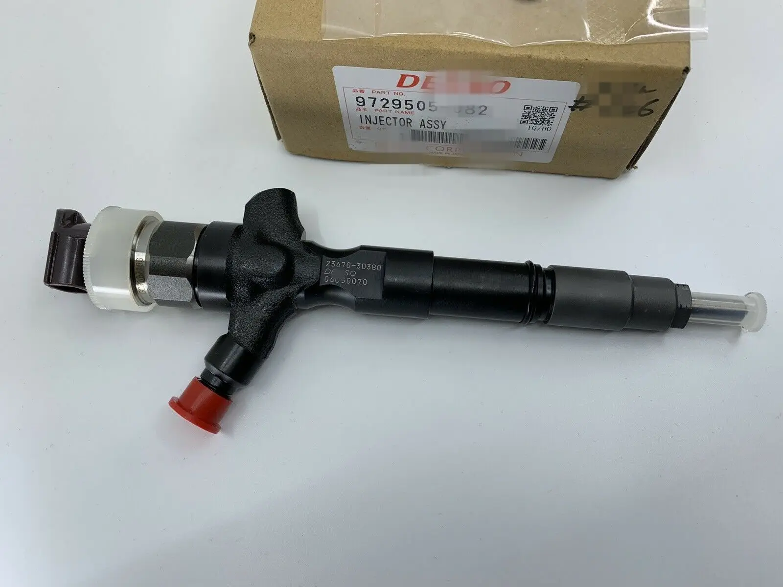 common rail injector 23670-30380 295050-0820 injector for Toyota Dyna 1KD-FTV D-4D Dutro diesel fuel injector 23670- 09380
