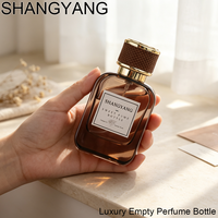 Flacon pulvérisateur de parfum en verre rouge transparent carré de 50 ml de haute qualité avec bouchon en cuir et atomiseur à pompe vide