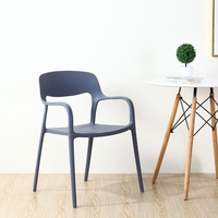 Chaise de salle à manger en plastique PP empilable avec accoudoirs, style nordique, pour extérieur, meubles de salon, fauteuil en plastique, vente en gros directe d'usine