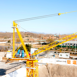 עגורן צריח מסתובב מדגם DAHAN D4015-6T בעל כושר הרמה של 6 טון, אורך זרוע 40 מטר, גובה הרמה מקסימלי 99 מטר, לשימוש בבנייה, מנוע PLC - Product Image 1