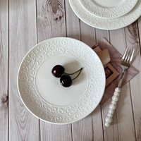 Ensemble d'assiettes à dîner en céramique blanche au design européen de feuilles en relief Assiettes en porcelaine faites à la main pour événement de mariage
