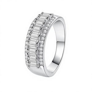 Anillo de Eternidad Minimalista Apilable para Mujer, con Moissanita Redonda Brillante Chapada en Plata y Engaste de Bisel, Joyería de Lujo - Product Image 3
