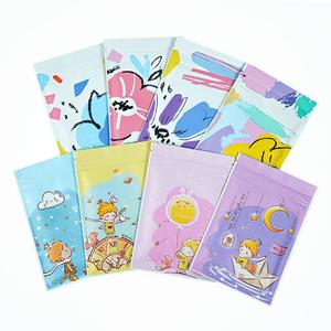 Sac en aluminium à fermeture éclair <span class=keywords><strong>Animle</strong></span> avec logo imprimé personnalisé Jeu de cartes pour animaux de compagnie Jeu de cartes à collectionner Sac d'emballage thermoscellé pour jouet Sac aveugle - Product Image 2