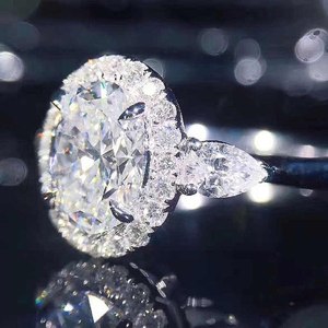 Anello ovale con micro pavé per donna, gioiello da dito minimalista ed elegante per anniversario - Product Image 3
