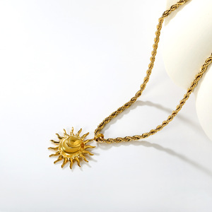 Collar con Colgante de Sol en Acero Inoxidable, Cadena para Clavícula, Accesorio de Joyería de Moda, Diseño Geométrico para Uso Diario y Fiestas - Product Image 3