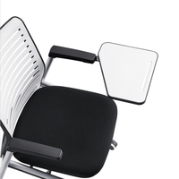 Chaise de formation moderne à dossier côtelé avec roulettes, chaise de séminaire mobile empilable pour espaces d'apprentissage agiles