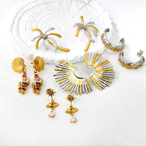 Pendientes geométricos de acero inoxidable de dos tonos dorados para mujer, elegantes y de alta gama, chapados en oro de 18k, estilo europeo americano. - Product Image 1