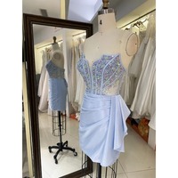 Robe de soirée et de bal de promo en satin coupe trapèze, décolleté cœur, épaules dénudées, ornée de fleurs, de perles, de paillettes et de dentelle au dos, infroissable