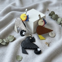 Porte-clés pendentif perroquet mignon en cuir véritable fait main, texture Epsom, avec sangle enroulée et fermoir métallique