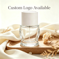 Flacon de parfum en verre à motif ondulé de 30 ml, bouchon droit blanc - Personnalisable avec estampage à chaud doré, impression sérigraphique, pulvérisateur à pompe