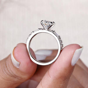 Anello da Donna in Oro Bianco con Diamante Taglio Brillante Rotondo Colore G, Anello di Fidanzamento con Diamante Naturale e Pietre Laterali a Baguette - Product Image 3