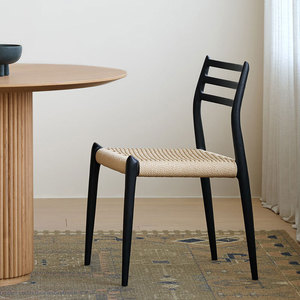 Chaise de salle à manger en bois massif de style nordique, couleur noyer, avec dossier vintage et assemblage à mortaise et tenon, idéale pour les petits appartements - Product Image 4