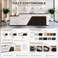 Comptoir de réception en marbre blanc veiné avec panneau latéral en bois foncé cannelé, éclairage LED, logo personnalisé, comptoir de caisse pour bureau ou entreprise